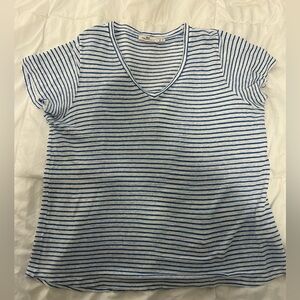 Vineyard vines linen t shirt. Blue and white striped. Size medium